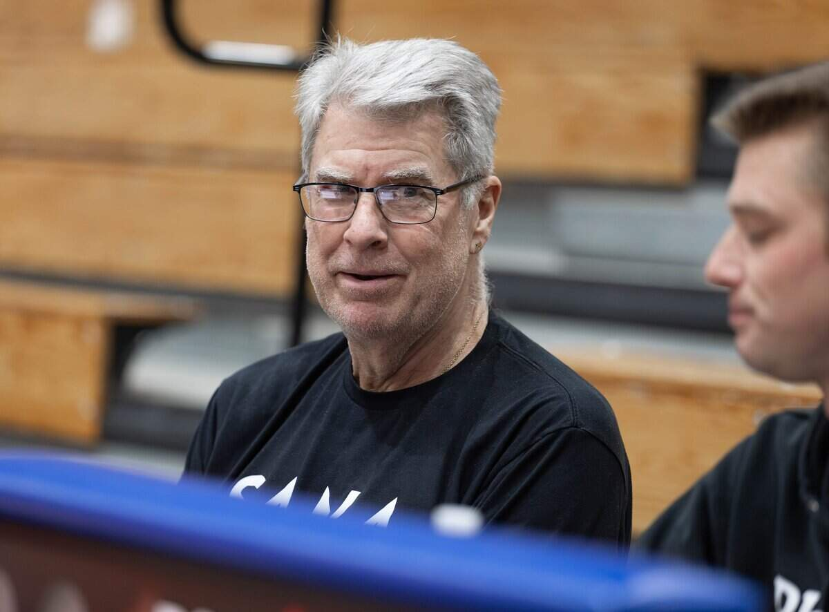 Mike Gminski in a Sana Recovery shirt talking courtside at last year's tournament